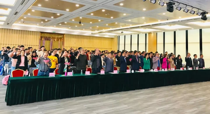 全體起立宣誓市場質(zhì)量信用承諾倡議